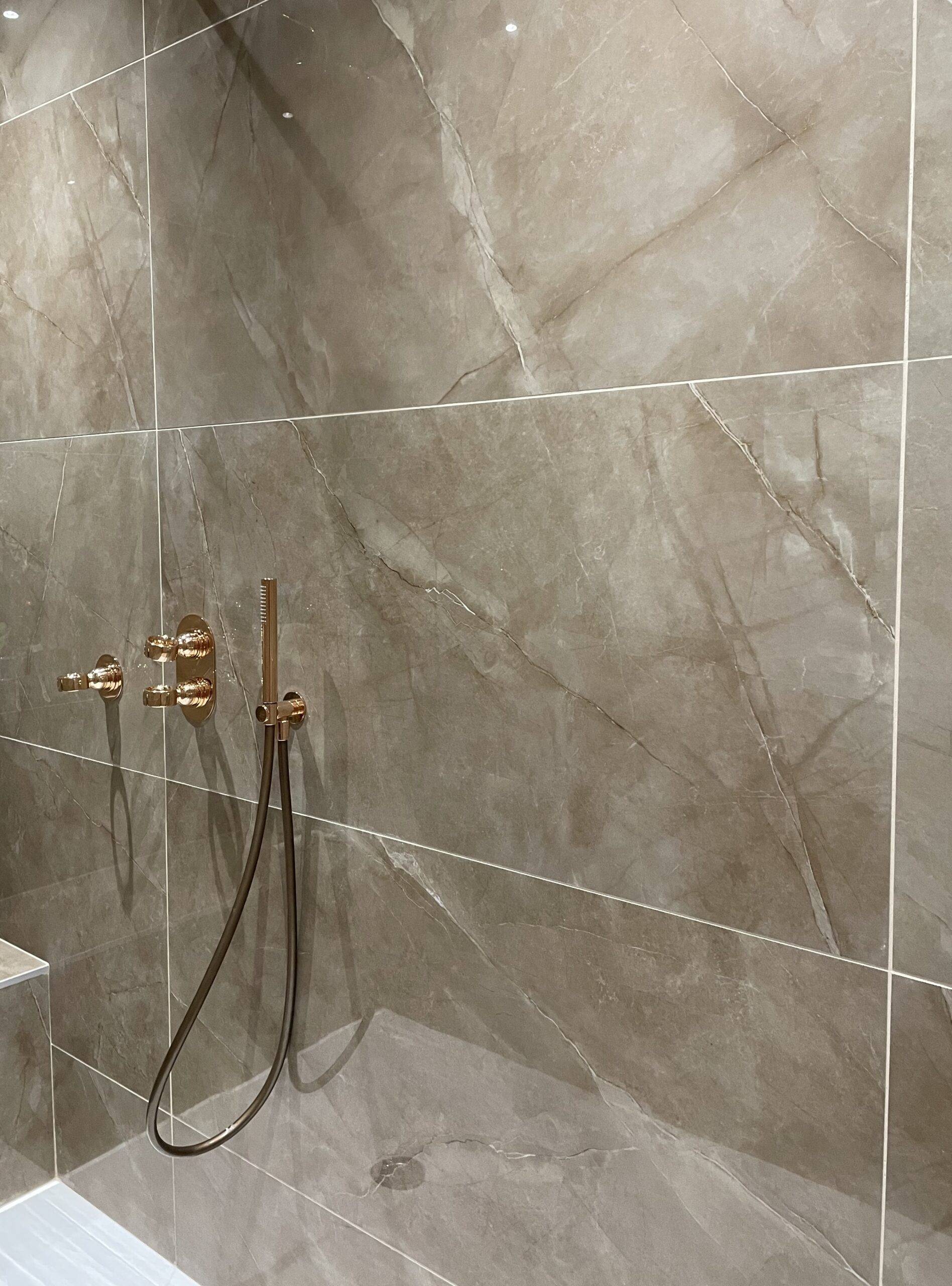 carrelage marbre brun