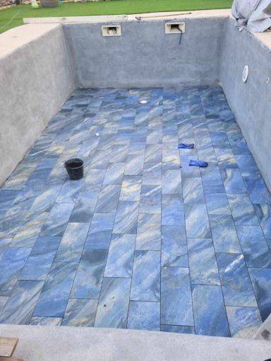 pose-de-carrelage-piscine-st-mitre-les-remparts-indeco-carrelage-zac-etang