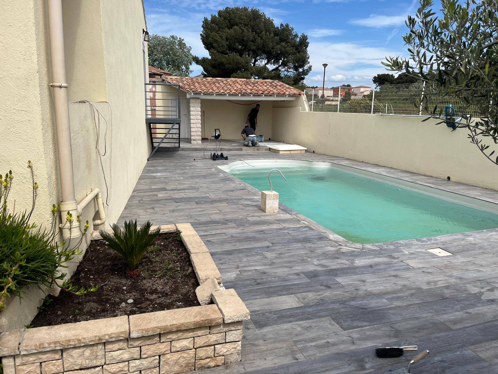 realisation-d-une-terrasse-carrelage-imitation-parquet
