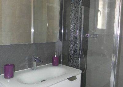 Réalisation INDECO CARRELAGE celle de mon carrelage gris clair et gris foncé douche italienne avec paroi de douche sur mesure réalisation salle de bain carrelage gris et meubles laqués blanc.