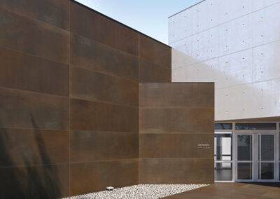 carrelage métallisé aspect corten mur extérieur
