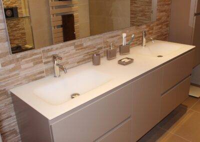 Réalisation INDECO CARRELAGE. Salle de bain carrelage beige. Meuble double vasque beige et miroir sur mesure