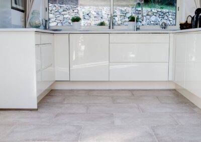 Réalisation INDECO CARRELAGE cuisine blanc laquée et carrelage gris