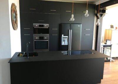 Réalisation INDECO : Cuisine noire mat avec plan de travail noir et électroménagers noirs. Marseille 2016