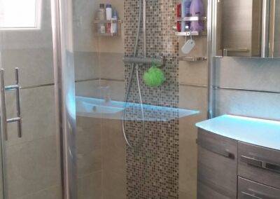 Réalisation INDECO CARRELAGE salle de bain douche italienne carrelage beige avec mosaïques. Meuble effet bois