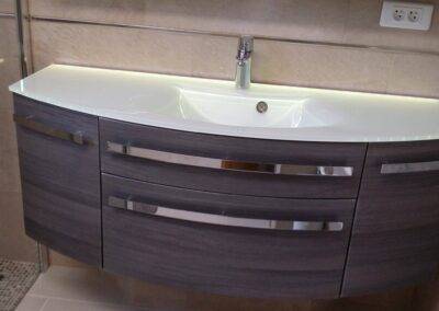 Réalisation INDECO CARRELAGE salle de bain douche italienne carrelage beige avec mosaïques. Meuble effet bois