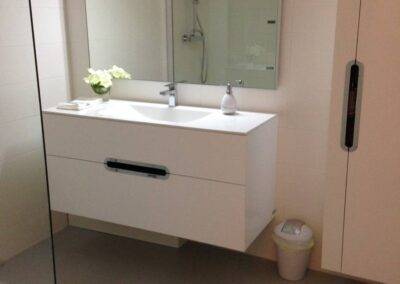 Réalisation INDECO CARRELAGE salle de bain carrelage gris. Meuble blanc laqué