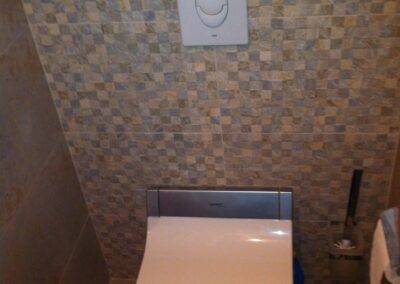 Réalisation INDECO CARRELAGE carrelage au sol beige, mosaïque au mur et WC suspendu