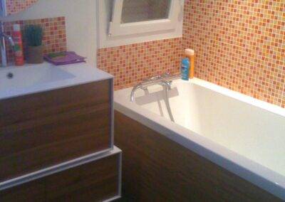 Réalisation INDECO CARRELAGE salle de bain baignoire. Mosaïque nuances d'orange et meuble effet bois