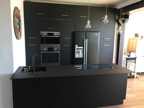 Faro By Alvic Cuisine Gamme ZEN Noir  Plan travaille Stratifié effet Bois