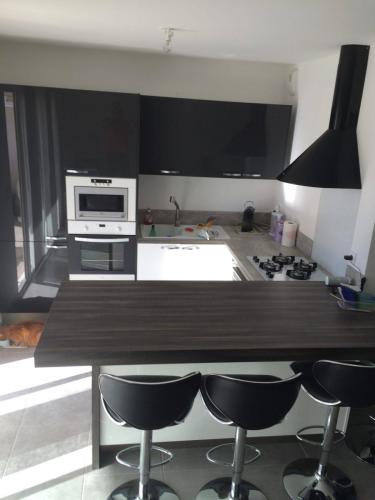 Faro By Alvic Cuisine Gamme LUXE Blanc et Anthracite   Plan travaille Stratifié effet Bois et Beton 