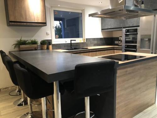 Faro By Alvic Cuisine Gamme ZEN NOCE et Marble Noir travaille Stratifié effet Bois et pierre anthracite 