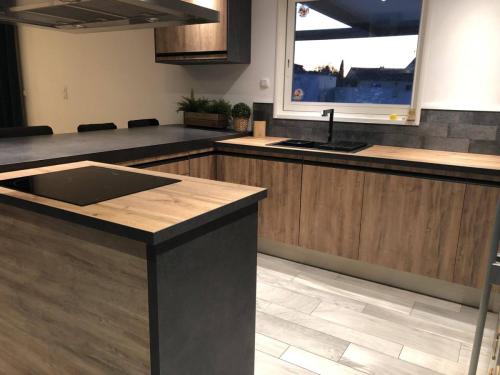 Faro By Alvic Cuisine Gamme ZEN NOCE et Marble Noir travaille Stratifié effet Bois et pierre anthracite 